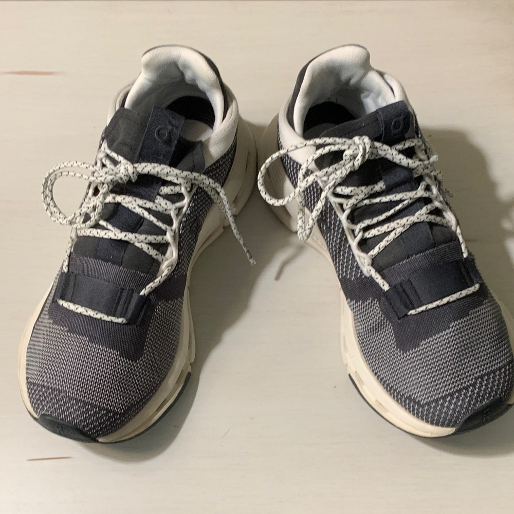 On Cloud Women's Black and White Athletic Shoes | Size 7 - Picture 4 of 11